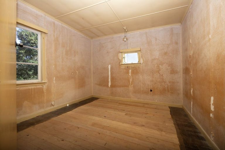 Photo of property in 118 Garden Road, Piha, New Lynn, 0772