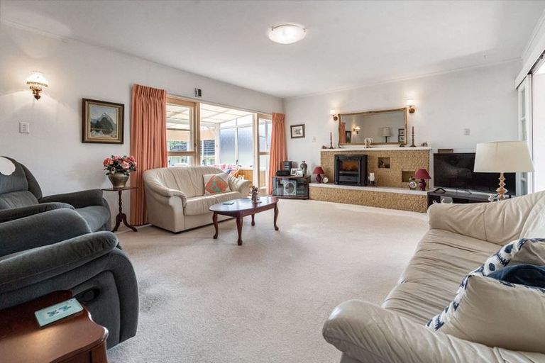 Photo of property in 6 September Place, Forrest Hill, Auckland, 0620