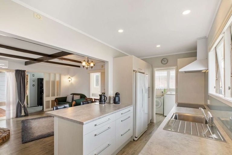 Photo of property in 27 Blanes Road, Weymouth, Auckland, 2103