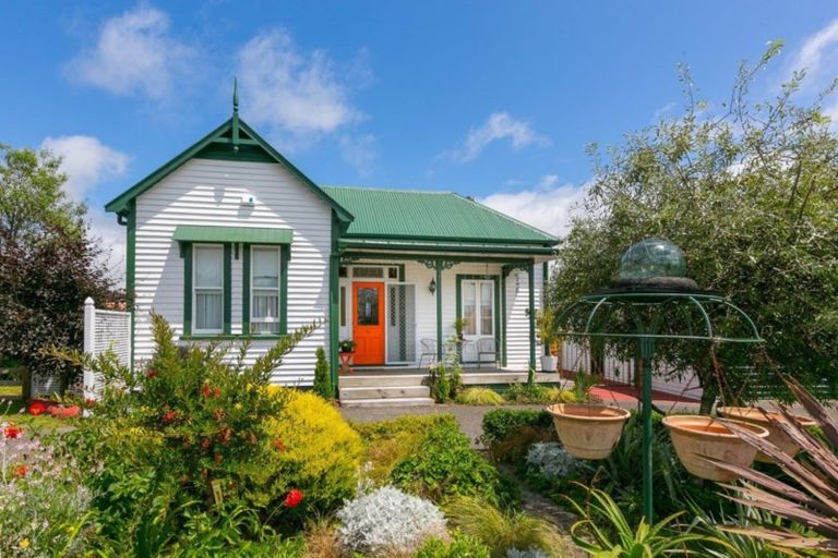 Photo of property in 24 Dunn Street, Egmont Village, 4372