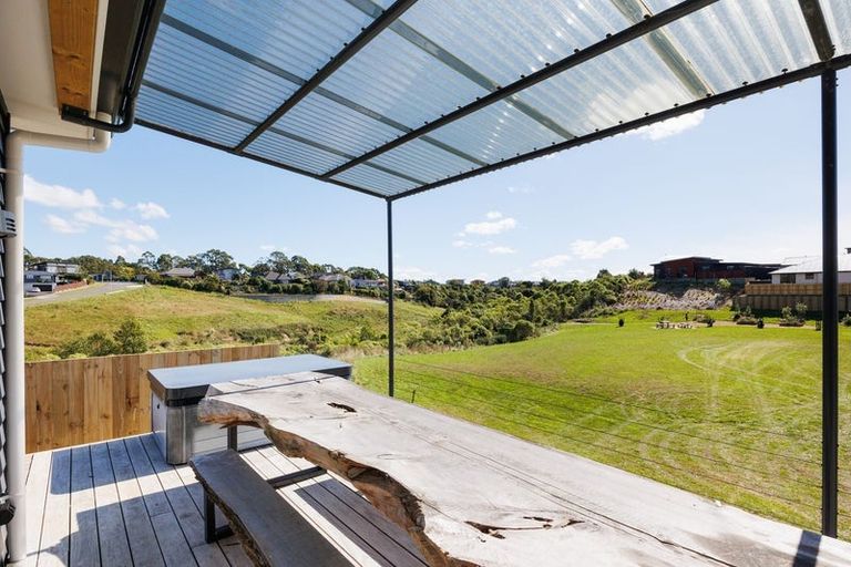 Photo of property in 37 Vaucluse Heights, Fitzherbert, Palmerston North, 4410