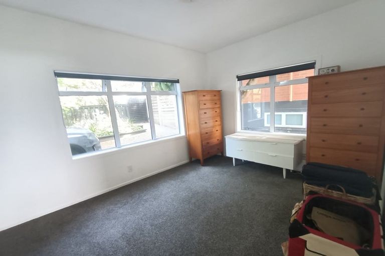 Photo of property in 277 Queens Drive, Lyall Bay, Wellington, 6022