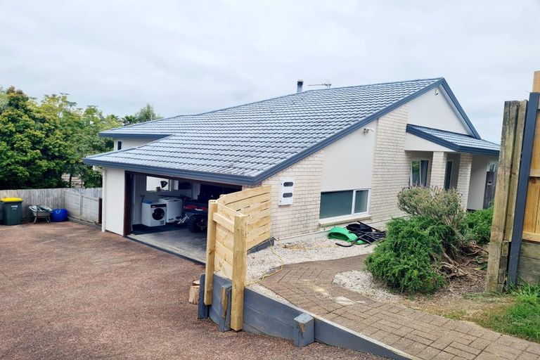 Photo of property in 31 Mandeville Place, Unsworth Heights, Auckland, 0632