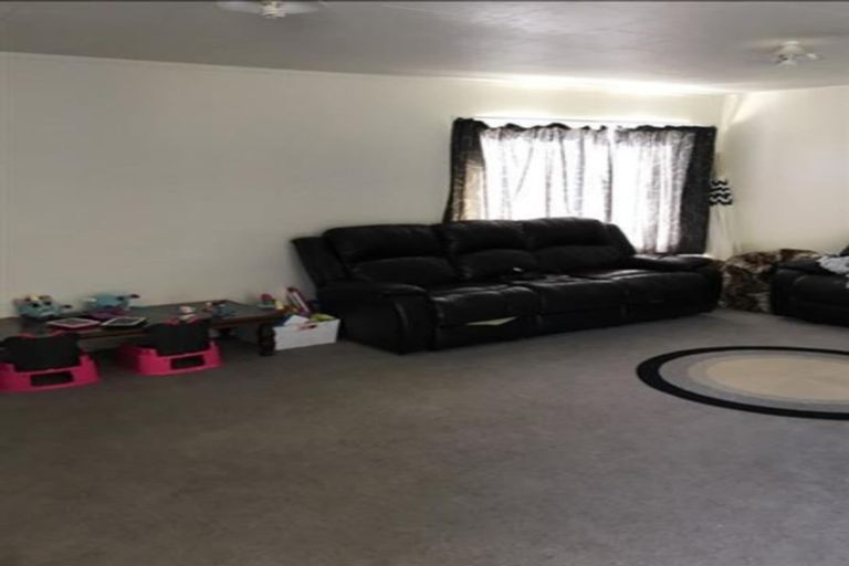 Photo of property in 2/15 Kirklow Place, Goodwood Heights, Auckland, 2105