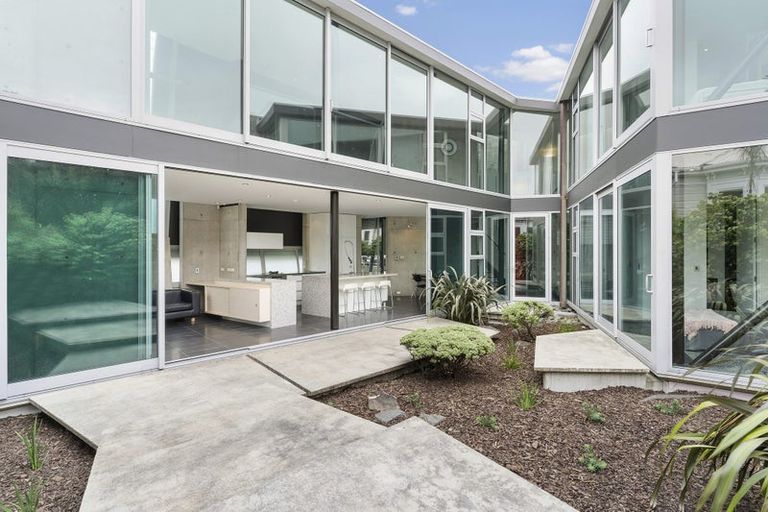 Photo of property in 3b Salmont Place, Kelburn, Wellington, 6012