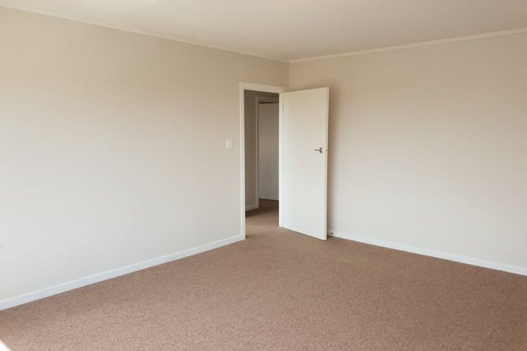 Photo of property in 2/9 Lex Avenue, Green Bay, Auckland, 0604