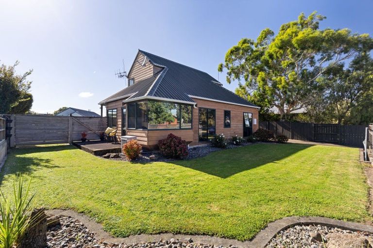 Photo of property in 16 Gladys Place, Kelvin Grove, Palmerston North, 4414