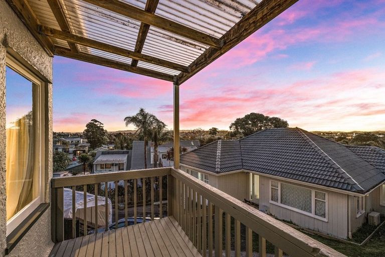 Photo of property in 1/13 Woodhouse Place, West Harbour, Auckland, 0618