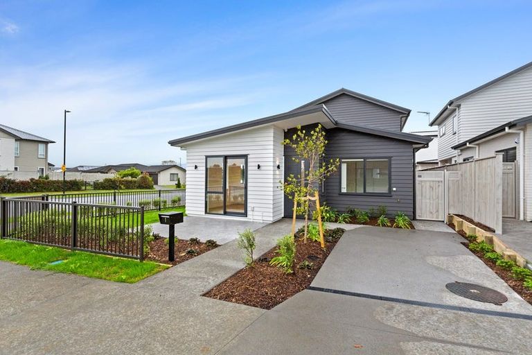 Photo of property in 1 Kawe Marie Lane, Takanini, 2112