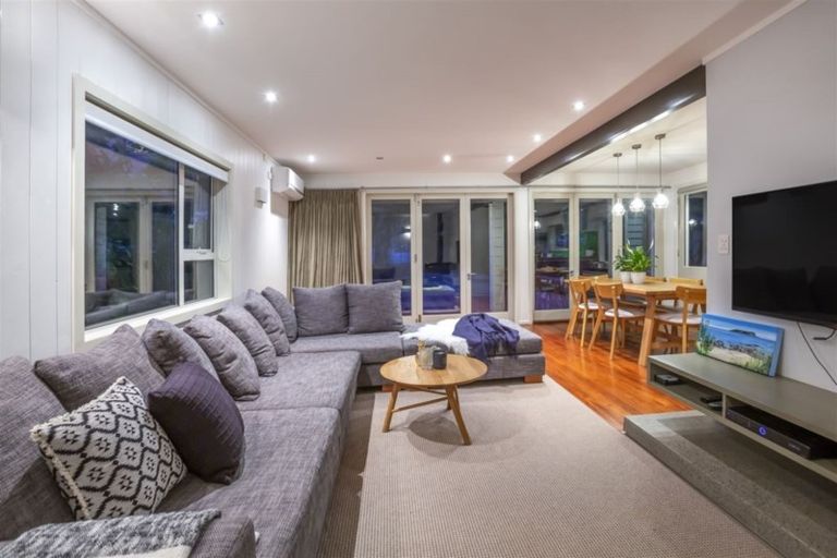 Photo of property in 18 Airlie Road, Plimmerton, Porirua, 5026