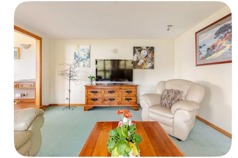Photo of property in 5 Whiorau Grove, Lowry Bay, Lower Hutt, 5013