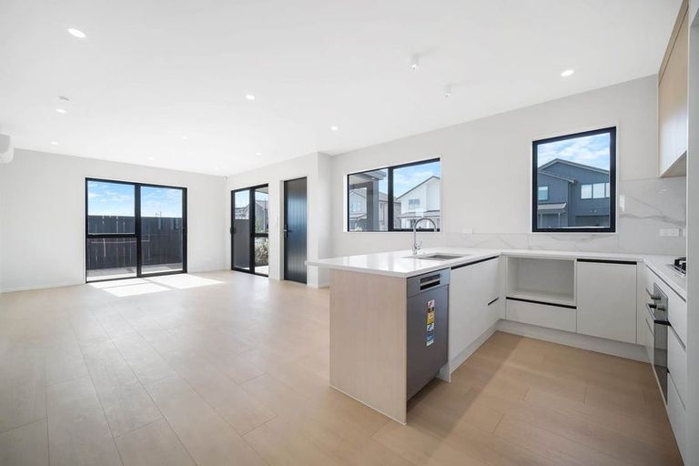 Photo of property in 1 Ngakau Road, Karaka, 2113