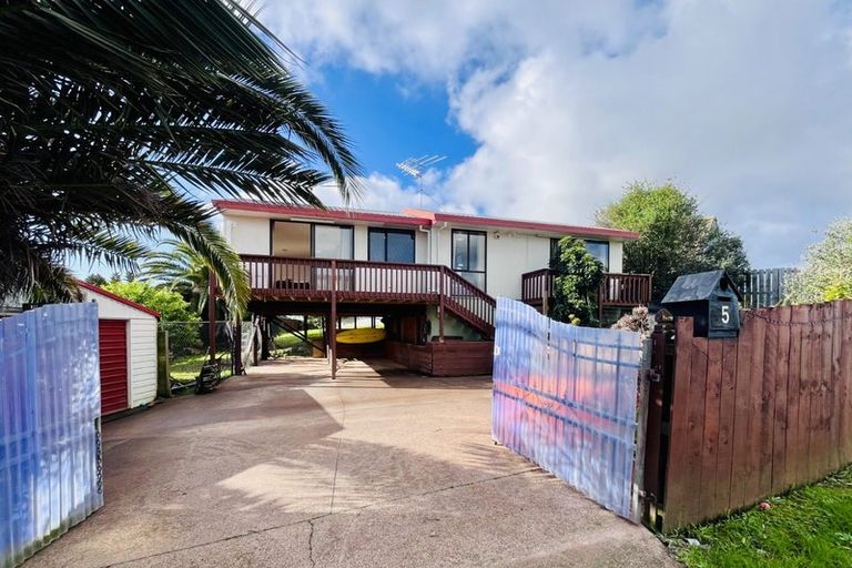 Photo of property in 5 Kopara Place, Clendon Park, Auckland, 2103