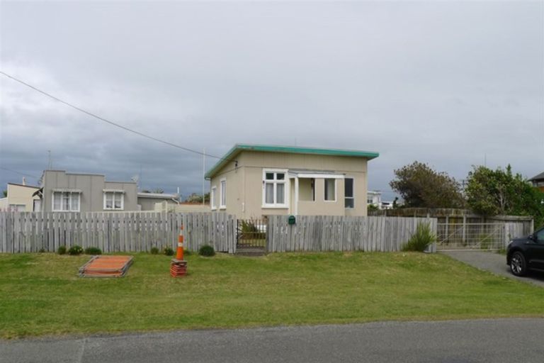 Photo of property in 2 Dawick Street, Foxton Beach, Foxton, 4815