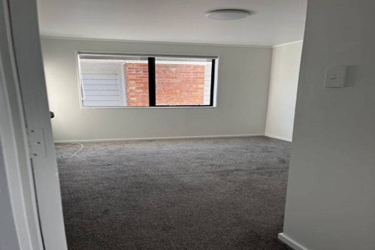 Photo of property in 2/523 Glenfield Road, Glenfield, Auckland, 0629