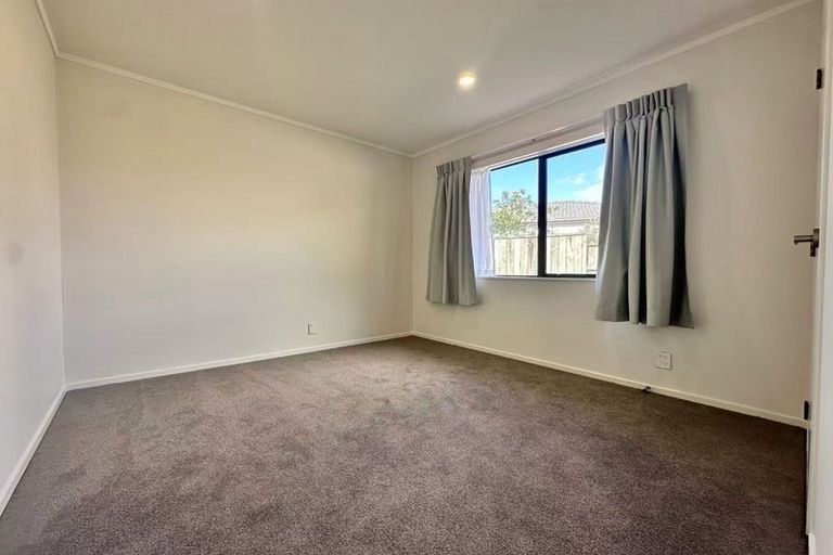 Photo of property in 39 Golfland Drive, Golflands, Auckland, 2013
