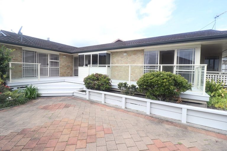 Photo of property in 6 Silkwood Grove, Totara Heights, Auckland, 2105