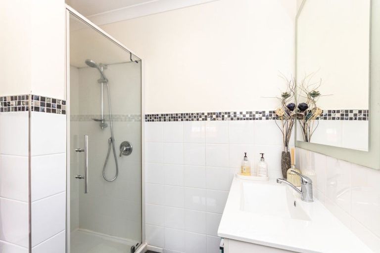 Photo of property in 6 Royal Oak Drive, Kelvin Grove, Palmerston North, 4414