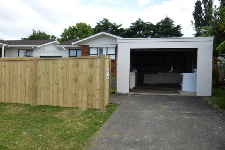 Photo of property in 2/110 Edmonton Road, Henderson, Auckland, 0612