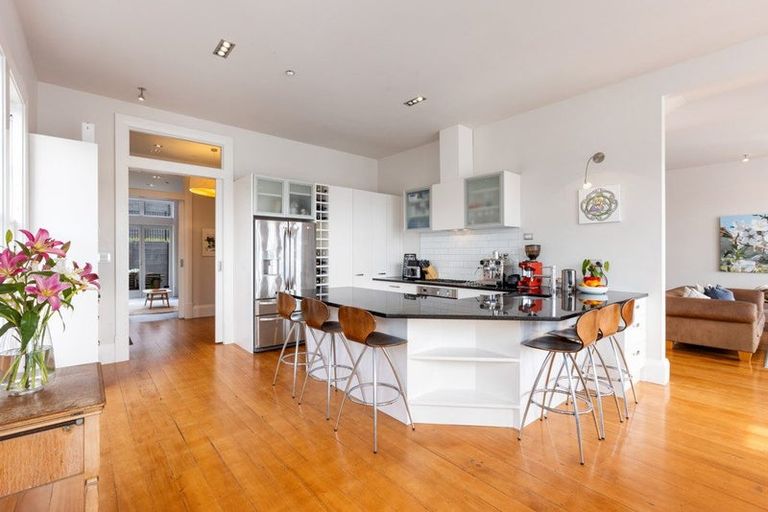 Photo of property in 17 Austin Street, Mount Victoria, Wellington, 6011