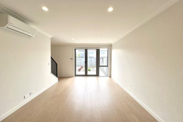 Photo of property in 10 Park Green Avenue, Rosehill, Papakura, 2113