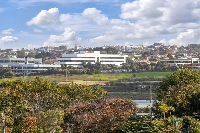 Photo of property in 2/8 Harley Road, Hauraki, Auckland, 0622