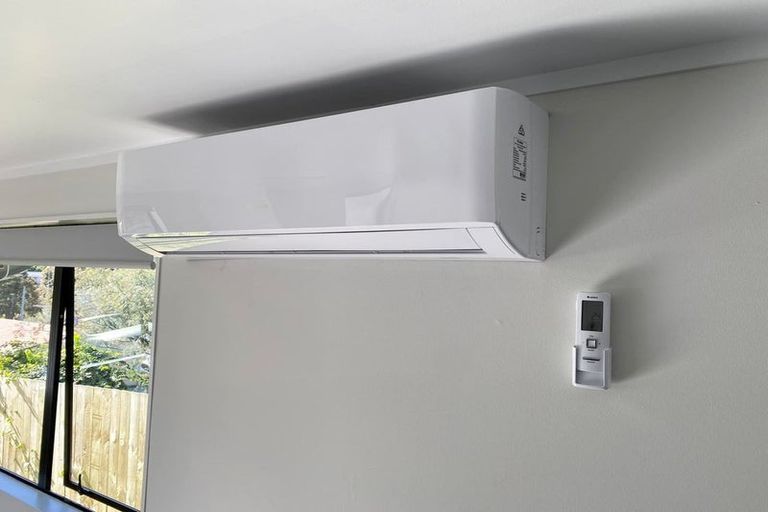 Photo of property in 2/523 Glenfield Road, Glenfield, Auckland, 0629