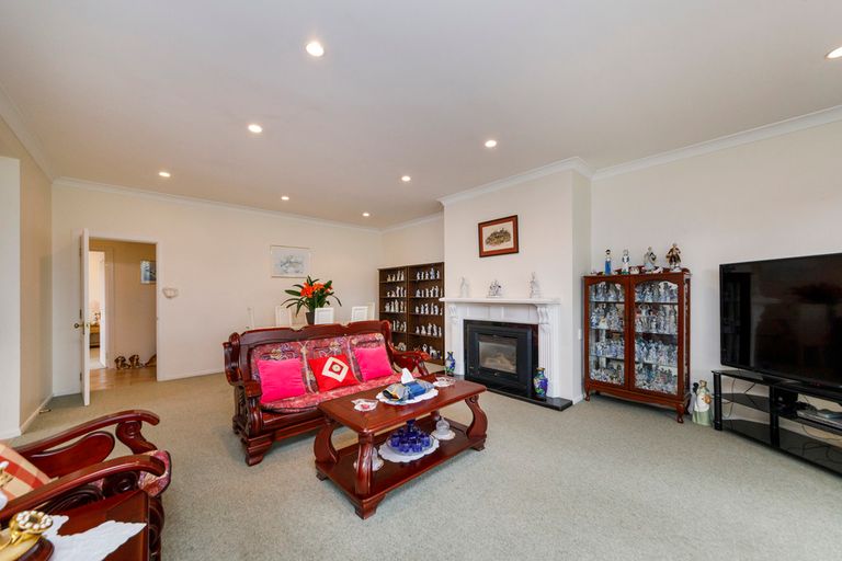 Photo of property in 4 The Oaks, Awapuni, Palmerston North, 4412