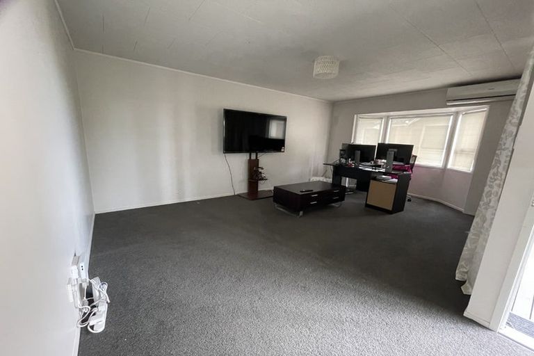 Photo of property in 2/1 Landsdale Place, Massey, Auckland, 0614