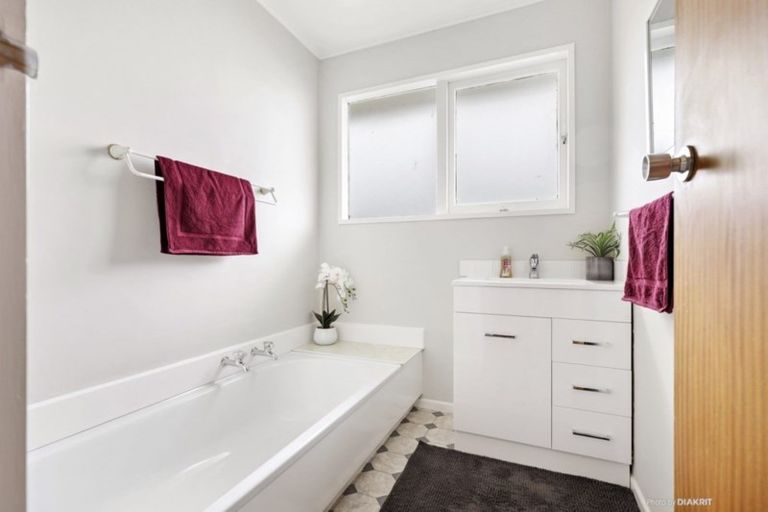 Photo of property in 9 Turville Crescent, Newlands, Wellington, 6037