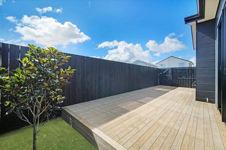 Photo of property in 1 Ngakau Road, Karaka, 2113