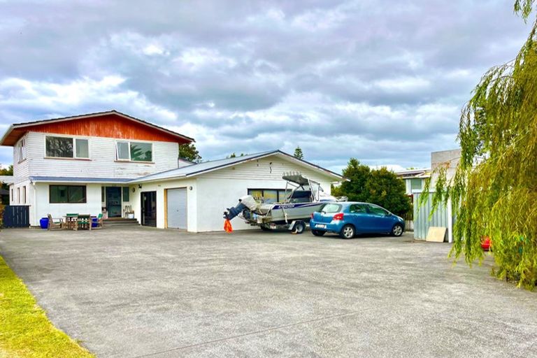 Photo of property in 473 Glenfield Road, Glenfield, Auckland, 0629