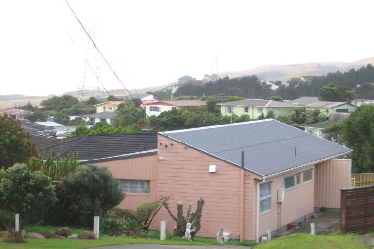 Photo of property in 18 Brooker Grove, Newlands, Wellington, 6037