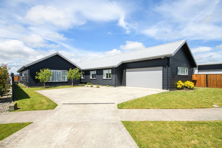 Photo of property in 10 Mediterranean Grove, Fitzherbert, Palmerston North, 4410