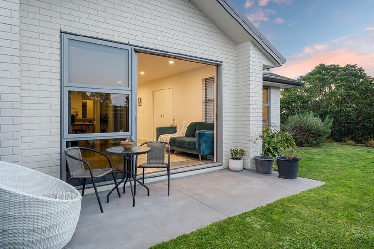 Photo of property in 6 Greenridge Lane, Merrilands, New Plymouth, 4312