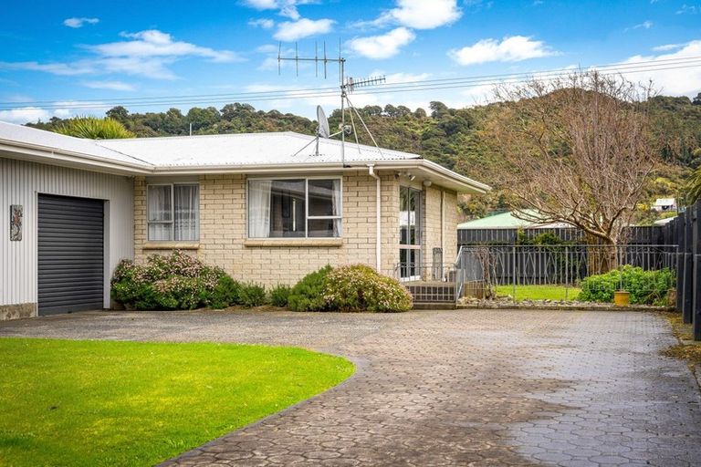Photo of property in 2/17 Wimbledon Grove, Wainuiomata, Lower Hutt, 5014