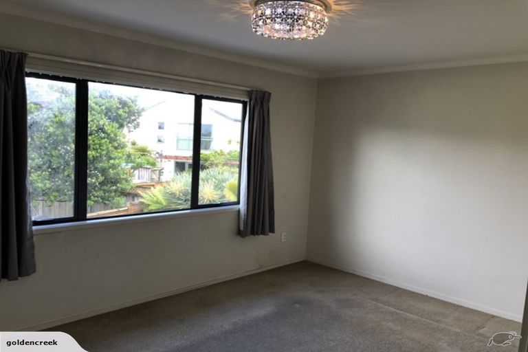 Photo of property in 11 Siena Place, Te Atatu Peninsula, Auckland, 0610
