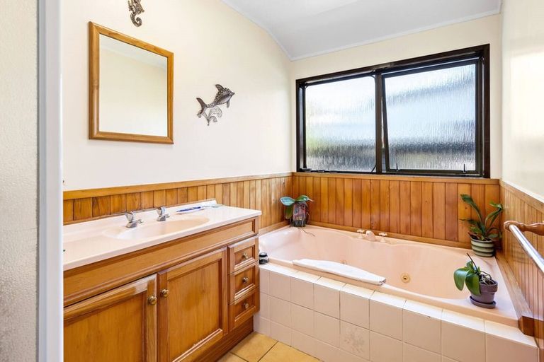 Photo of property in 12 Cooper Road, Stanmore Bay, Whangaparaoa, 0932