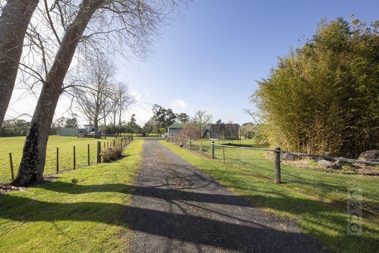 Photo of property in 271 Waitakere Road, Taupaki, Henderson, 0782