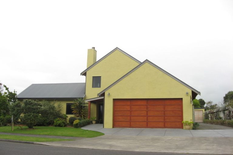 Photo of property in 15 Russell Drive, Oakura, 4314