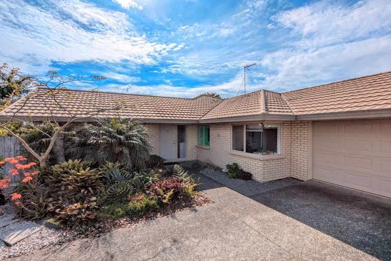Photo of property in 32 Roy Maloney Drive, Henderson, Auckland, 0612