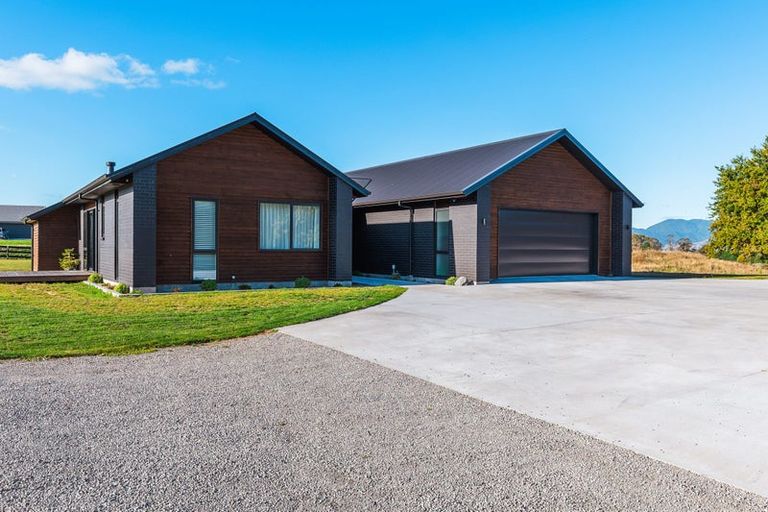 Photo of property in 2 Vickers Way, Acacia Bay, Taupo, 3385