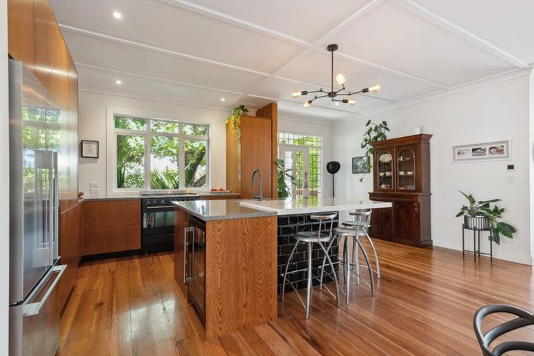 Photo of property in 122 Pendarves Street, New Plymouth, 4312