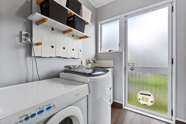 Photo of property in 2/20 Denver Avenue, Sunnyvale, Auckland, 0612