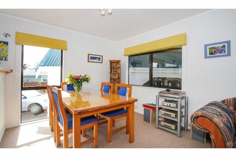 Photo of property in 2/28 Fairdale Place, Birkdale, Auckland, 0626