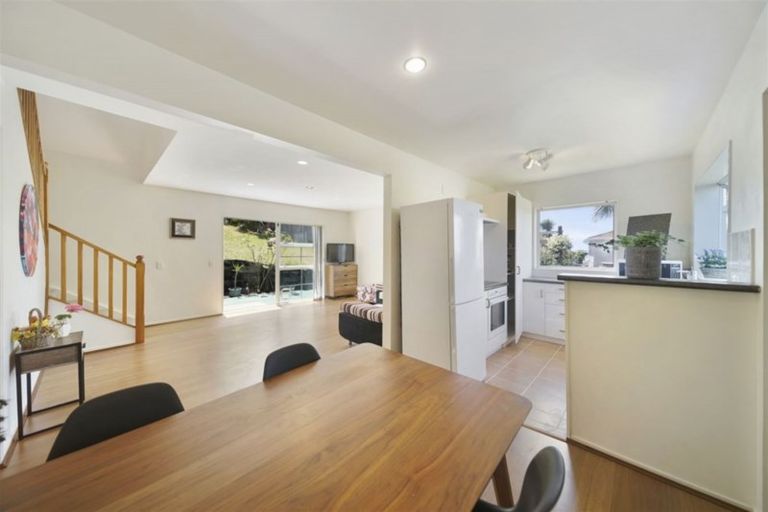 Photo of property in 1b Highgrove Lane, Totara Vale, Auckland, 0632