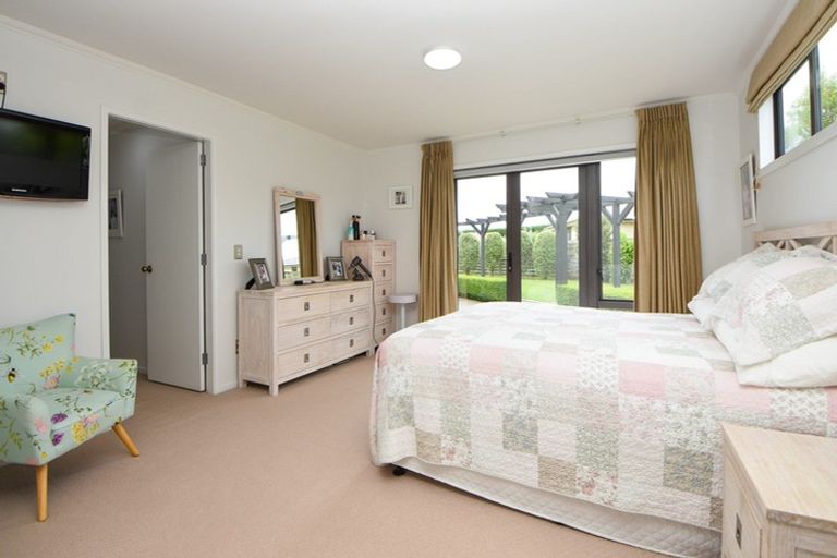 Photo of property in 8 Daffodil Grove, Carterton, 5713