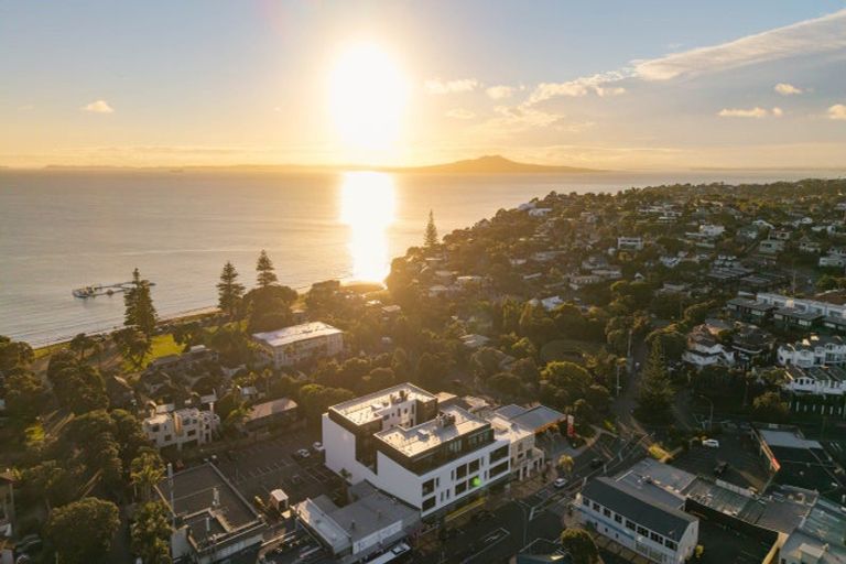 Photo of property in 12/423 Beach Road, Mairangi Bay, Auckland, 0630