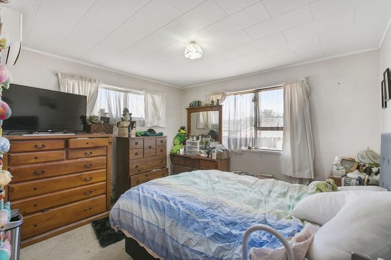 Photo of property in 13 Pipitea Place, Massey, Auckland, 0614