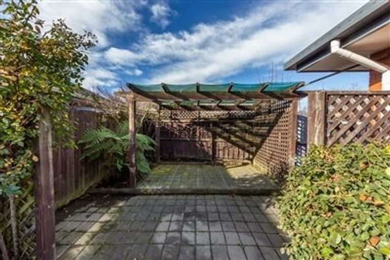Photo of property in 2/5 Murfitt Place, Sockburn, Christchurch, 8042